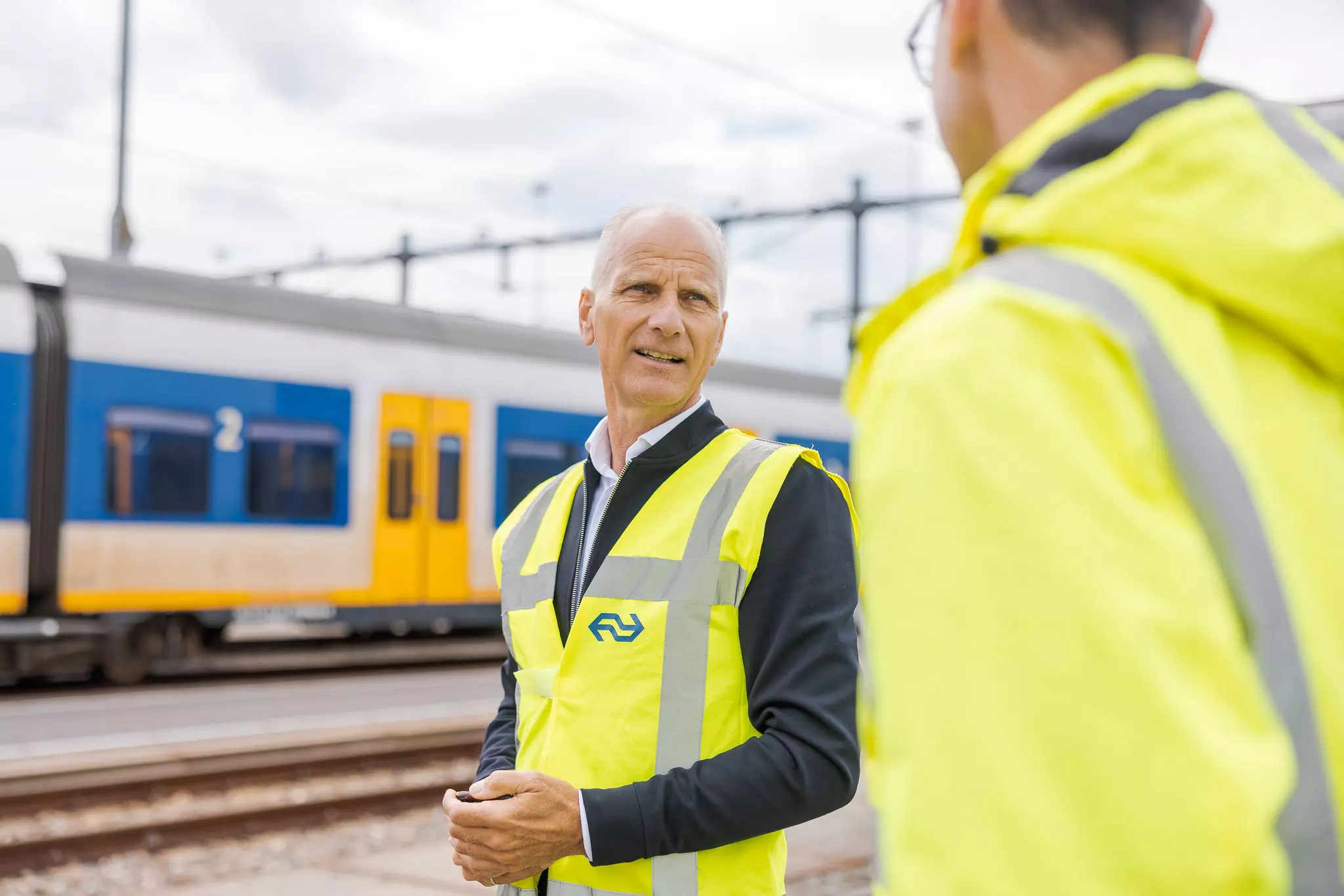 Manager in gesprek met collega Manager in gesprek met collega