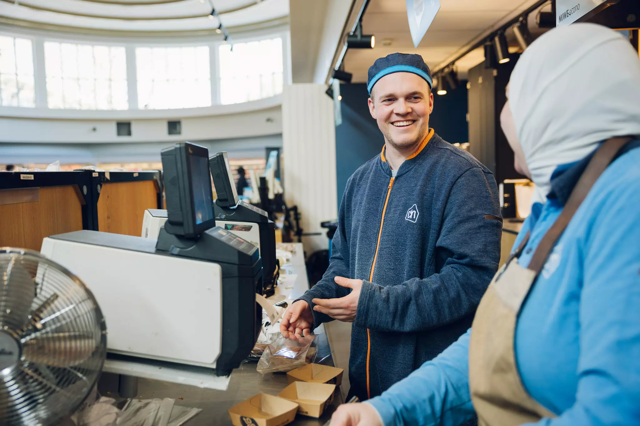 Medewerkers AH to go samen aan het werk in de winkel