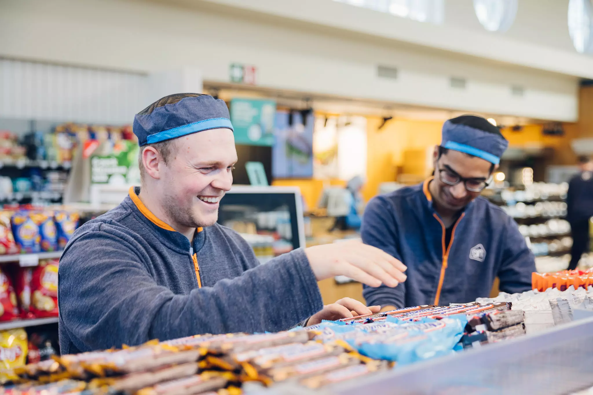 Arbeidsvoorwaarden AH to go Medewerker AH to go vult schappen met collega