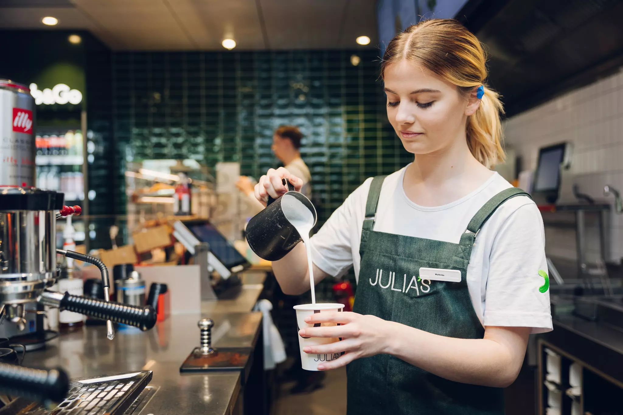 Arbeidsvoorwaarden Horeca cao Medewerker Julia's zet cappuccino
