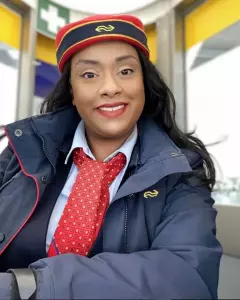 Servicemedewerker bij NS. Portret van lachende vrouw. 