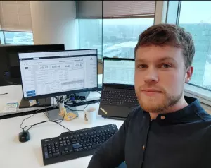 Amon Trainee IT NS poseert op werkplek