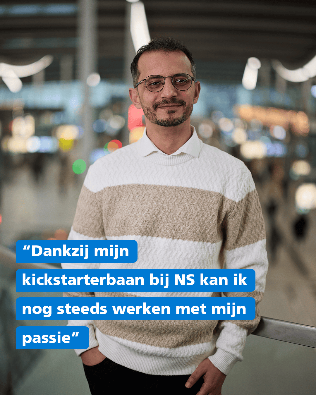 Statushouder en NS collega Iyad op de foto op station Utrecht Centraal. Op de afbeelding is deze tekst te lezen: "Dankzij mijn kickstarterbaan bij NS kan ik nog steeds werken met mijn passie". 