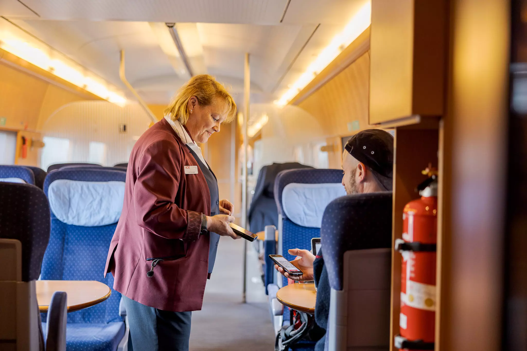 trainmanager scant vervoersbewijs reiziger